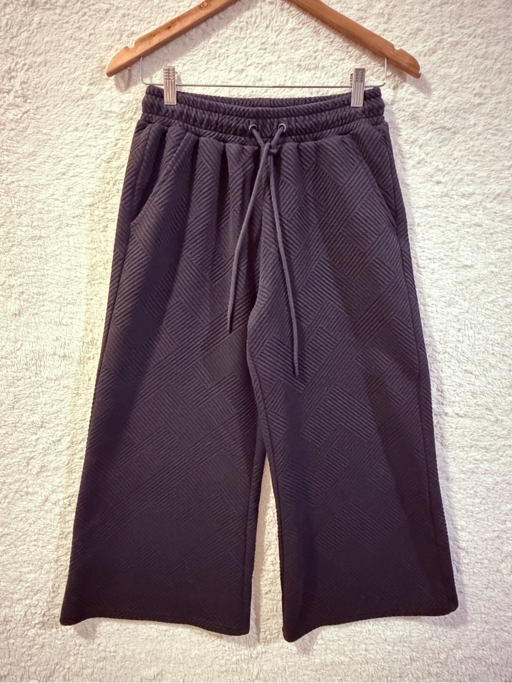 Wide-Leg Quilted Ankle Pants — Black